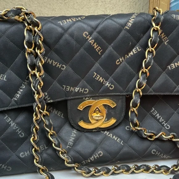 1995 Chanel Black Quilted Shoulder Bag with Gold Chain - Picture 2 of 16